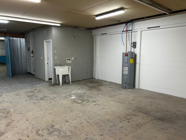 More Photos Of 4515 N 56th St, Lincoln Light Distribution For Lease