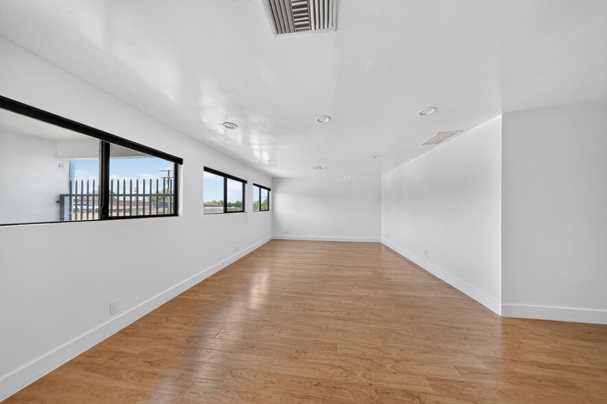More Photos Of 19709 Ventura Blvd, Woodland Hills Office For Lease