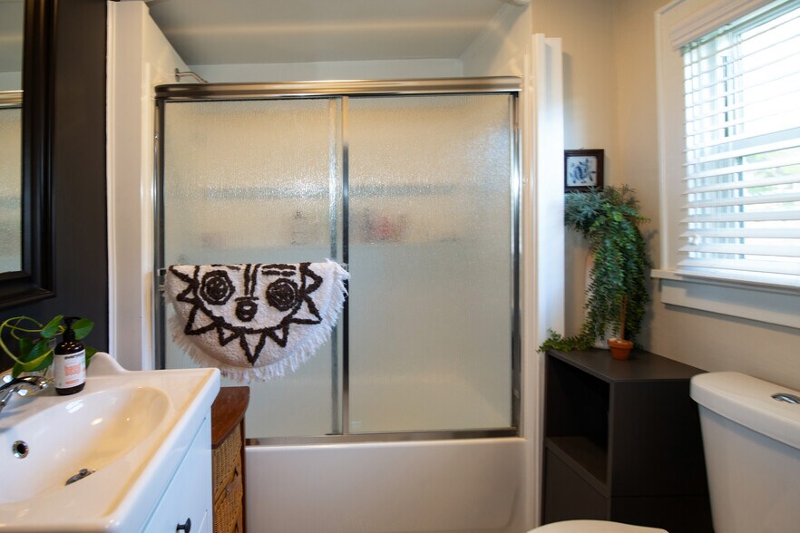 More Photos Of 100 W Cleveland St, Lafayette Loft Creative Space For Sale