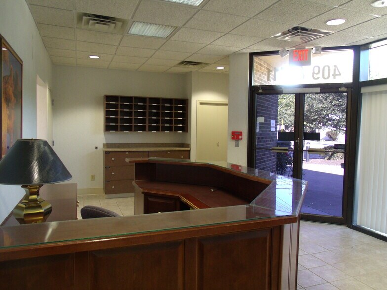 More Photos Of 411 Holmes St, Frankfort Light Distribution For Sale