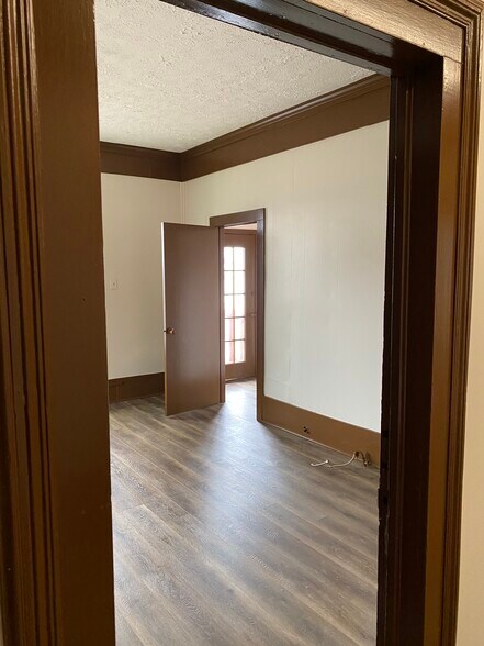 More Photos Of 530 W Taylor St, Griffin Auto Dealership For Lease