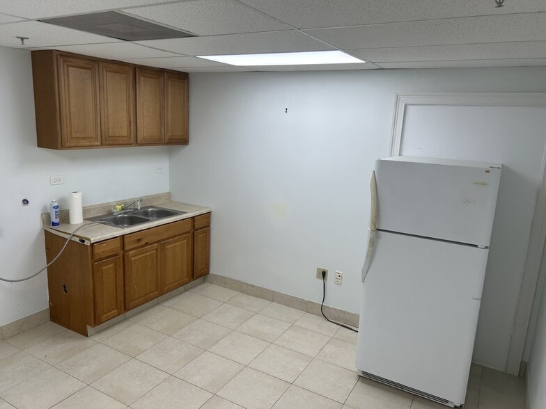 More Photos Of 312-384 S Military Trl, Deerfield Beach Light Distribution For Lease