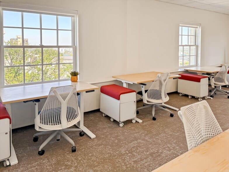 More Photos Of 2027 Dodge St, Omaha Coworking Space