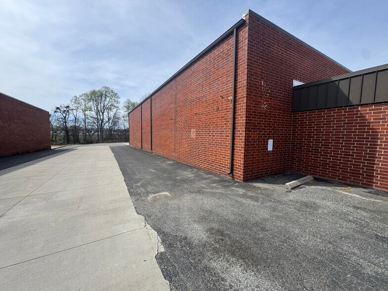 More Photos Of 3716 Alliance Dr, Greensboro Warehouse For Lease