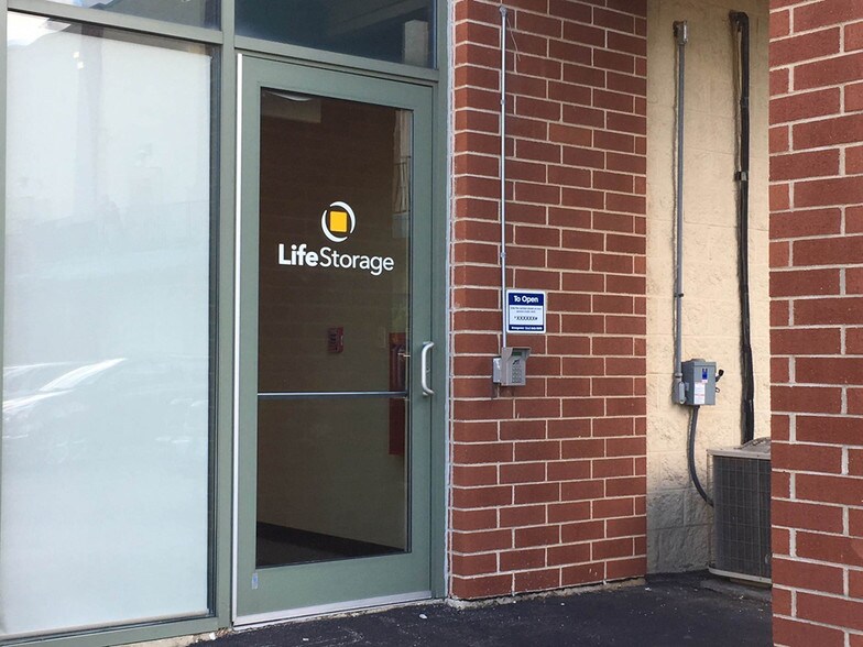 More Photos Of 2253 Randall Rd, Carpentersville Self Storage For Lease