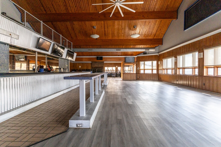 More Photos Of 240 N River Rd, Mount Clemens Freestanding For Sale