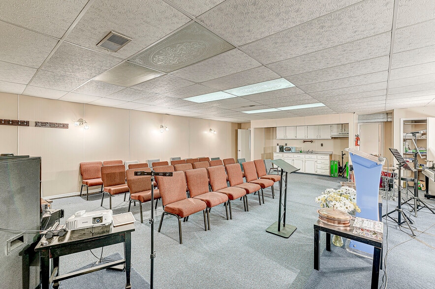 More Photos Of 3637 W 10th St, Indianapolis Office For Sale