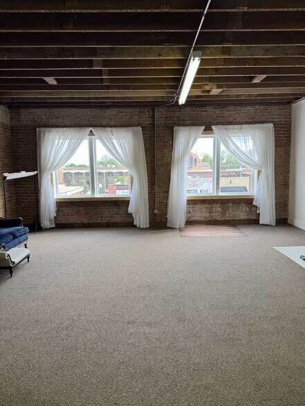 More Photos Of 419 W Main St, Yukon Storefront Retail Residential For Sale