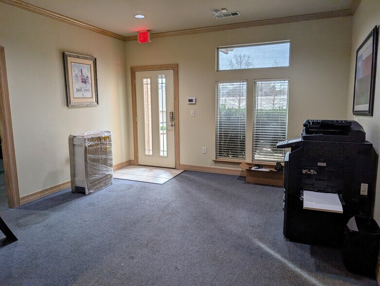 More Photos Of 1705 Forest Ridge Dr, Bedford Medical For Lease