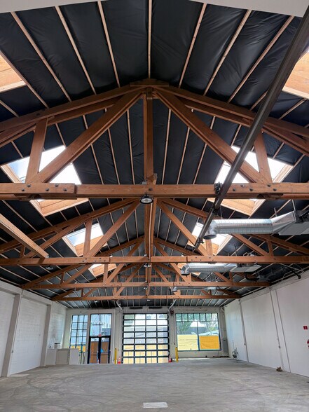 More Photos Of 633 SE Clay St, Portland Showroom For Lease