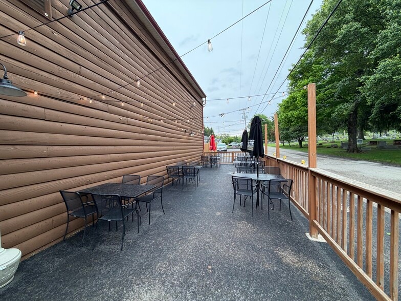 More Photos Of 617 S Washington St, New Paris Bar For Sale