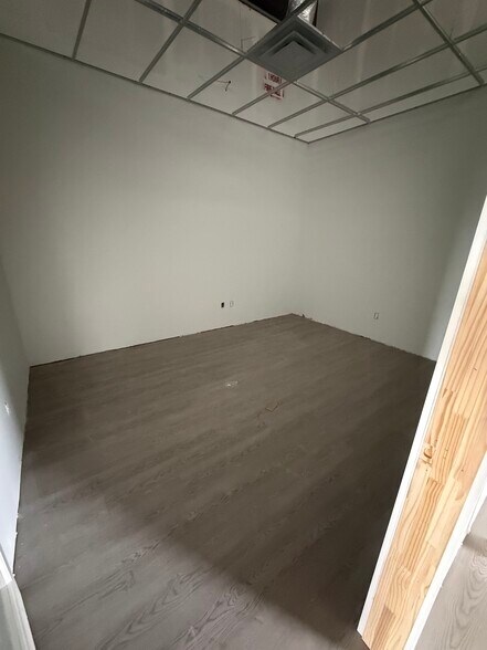 More Photos Of 2420 S 8th St, Rogers Flex For Lease