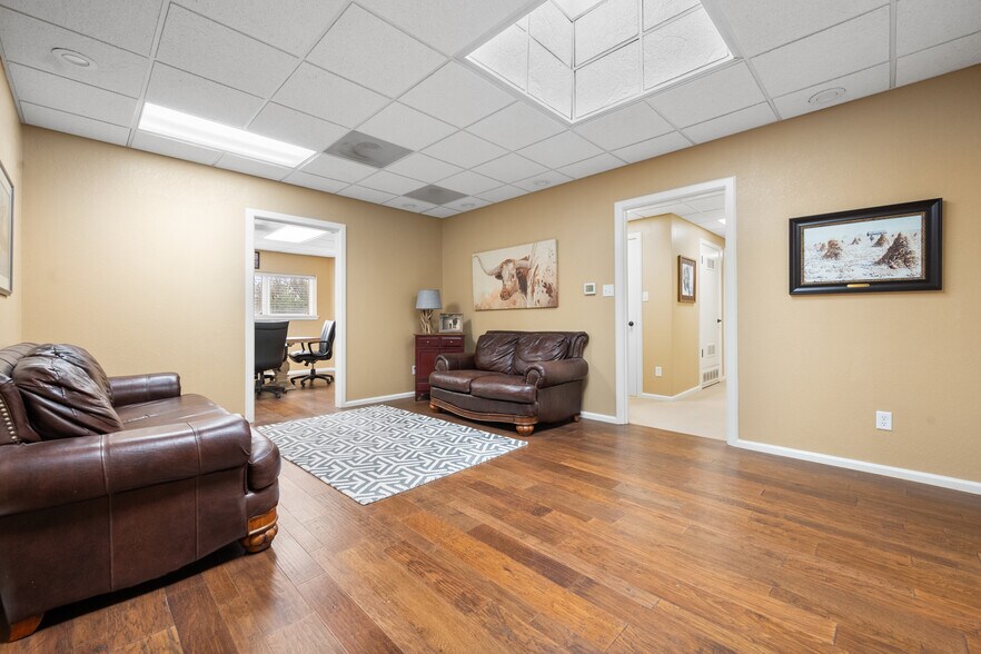 More Photos Of 2529 74th St, Lubbock Office For Lease