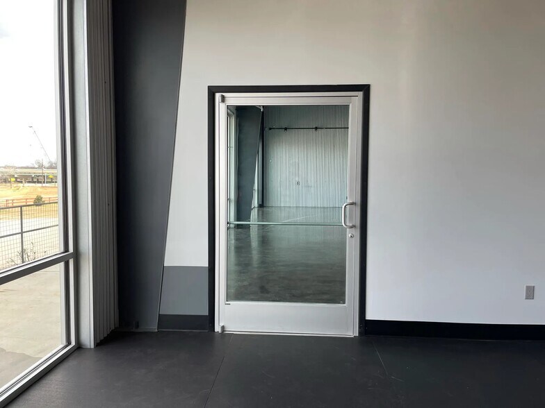 More Photos Of 15102 Interstate 45, Conroe Storefront Retail Office For Lease