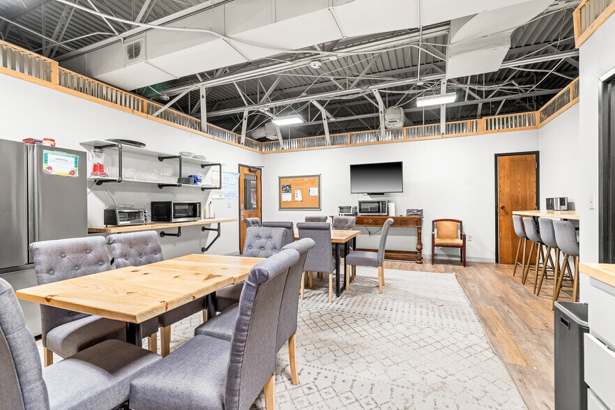 More Photos Of 508 S Lexington Ave, Burlington Office For Sale