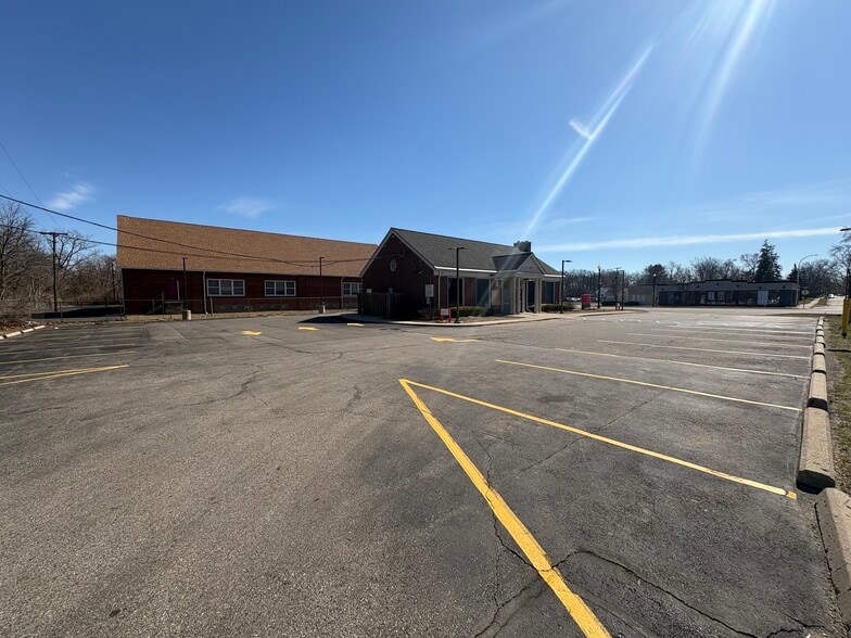 More Photos Of 23700 Goddard Rd, Taylor Bank For Lease