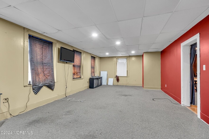 More Photos Of 119 William St, Belleville Showroom For Sale