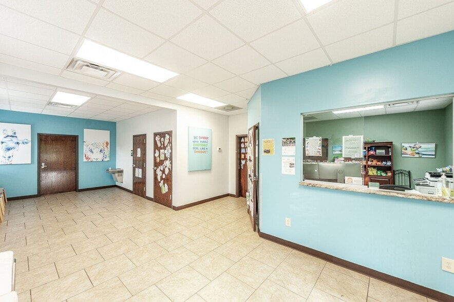 More Photos Of 20 Executive Park Dr, Hendersonville Loft Creative Space For Sale