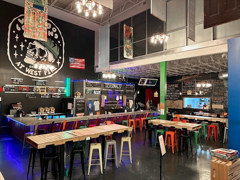 More Photos Of 23 W Pike St, Houston Storefront For Lease