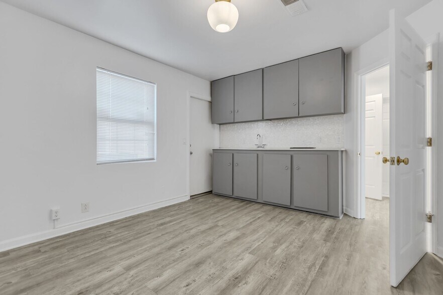 More Photos Of 109 Holiday Ct, Franklin Office For Sale