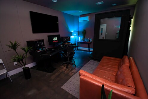 More Photos Of 1376 Chattahoochee Ave NW, Atlanta Movie Radio TVStudio For Sale