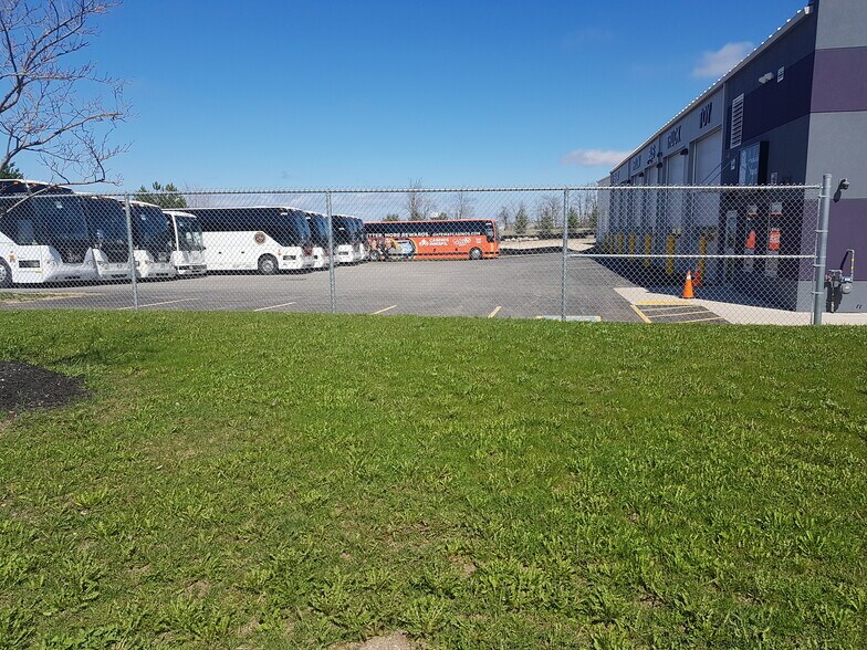 More Photos Of 112 King St, Barrie Distribution For Lease