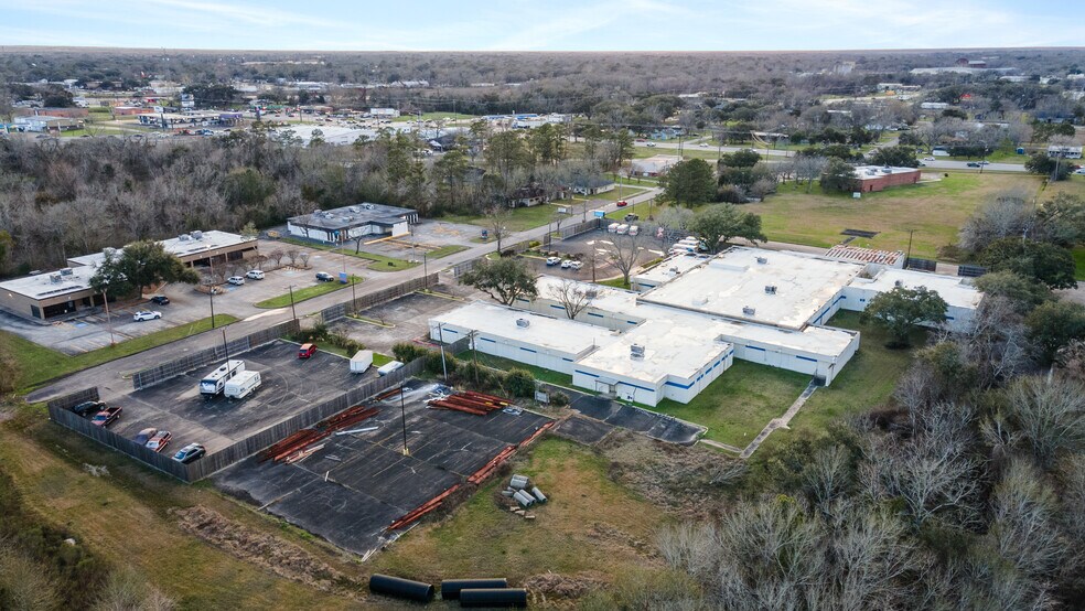 Primary Photo Of 301 Medic Ln, Alvin Self Storage For Sale