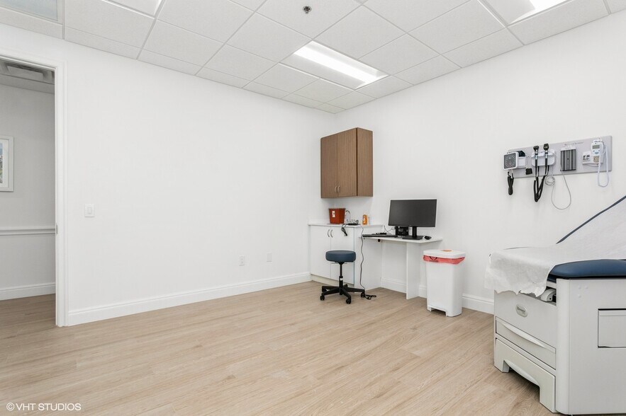 More Photos Of 2520 Tamiami Trl N, Nokomis Medical For Sale