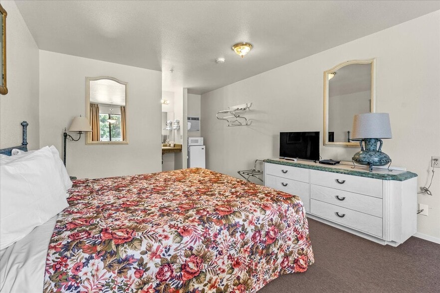 More Photos Of 1013 Front St, Soledad Hotel For Sale