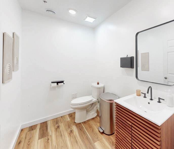 More Photos Of 2111 Center St, Cleveland Freestanding For Lease