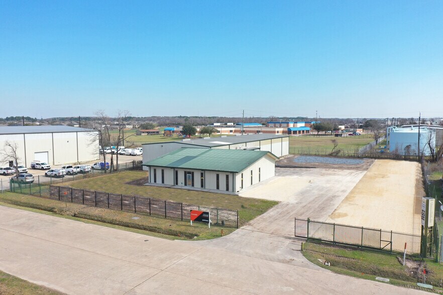 More Photos Of 13610 Rankin Cir E, Houston Warehouse For Lease