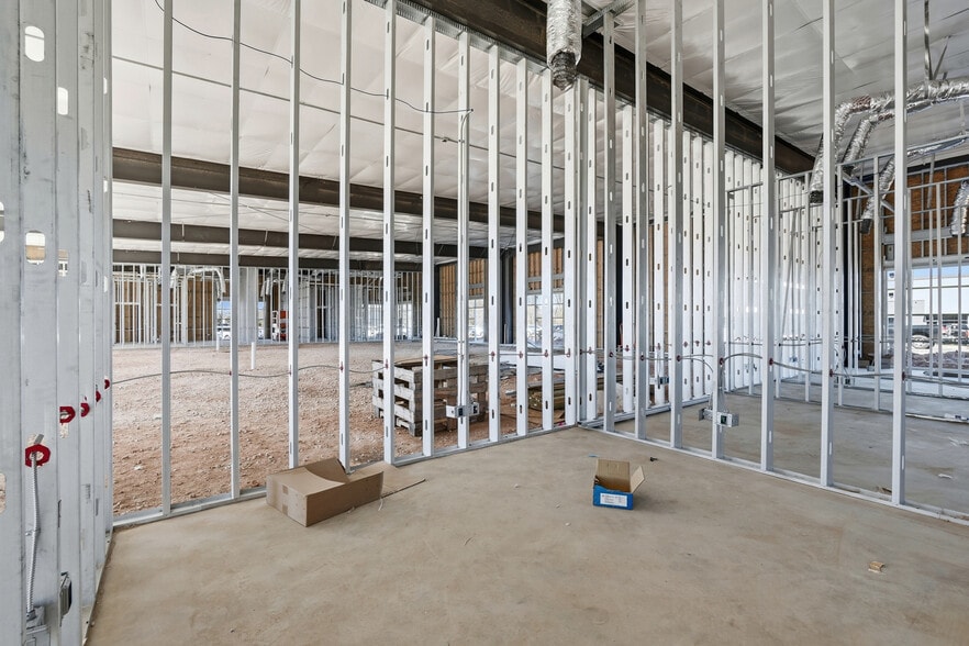 More Photos Of 2420 S 8th St, Rogers Flex For Lease