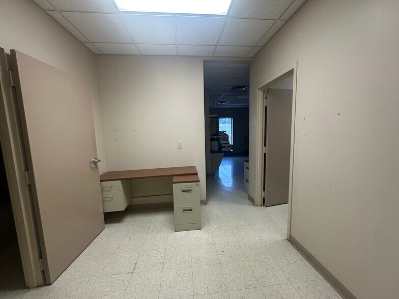 More Photos Of 645 Lucy Black Rd, Bolivar Office Residential For Sale