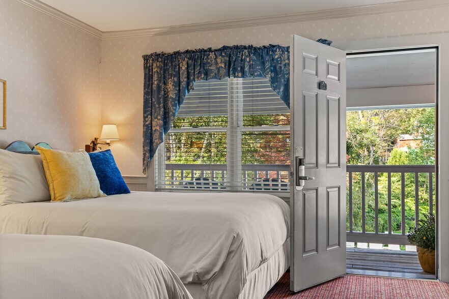 More Photos Of 18 Main St, Stowe Hotel For Sale