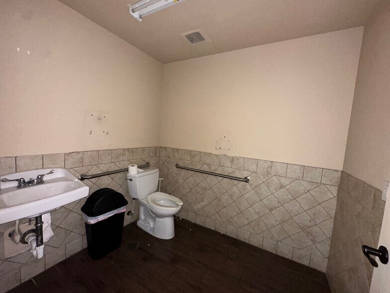 More Photos Of 2452 W Loop 340, Waco Freestanding For Lease