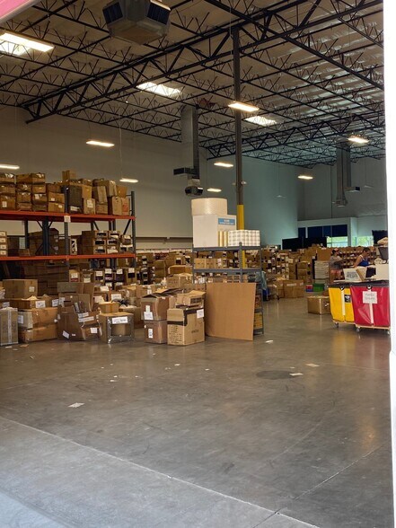 More Photos Of 1000 W Vista Bonita Dr, Phoenix Warehouse For Lease