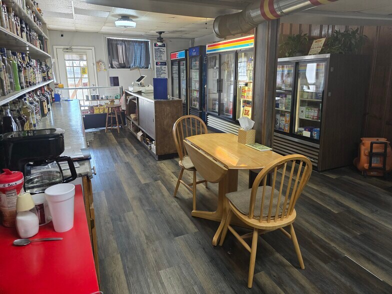 More Photos Of 707 E Broadway St, Brunswick General Retail For Sale