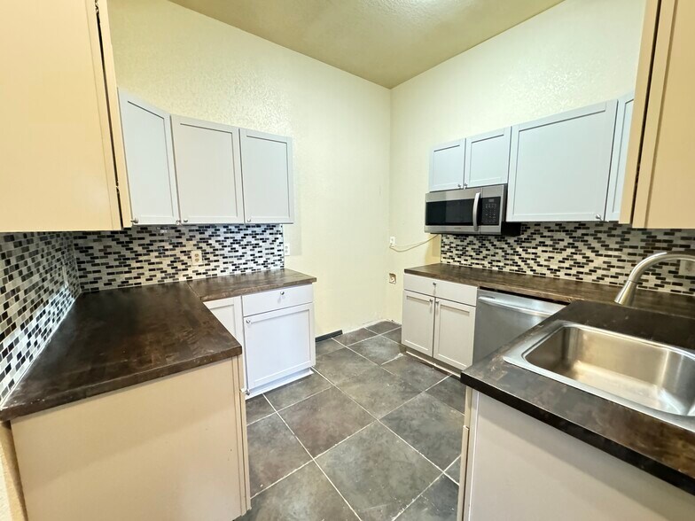 More Photos Of 703 Main St, Lake Dallas Showroom For Sale