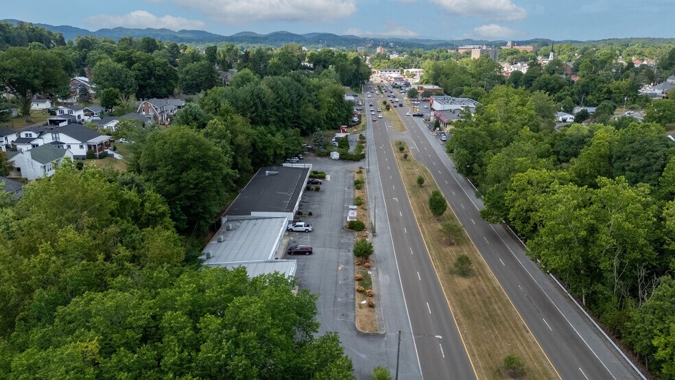 More Photos Of 740 Volunteer Pky, Bristol Storefront Retail Office For Lease