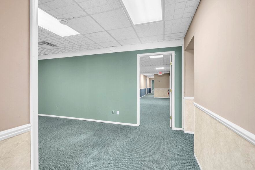 More Photos Of 20439 Mack Ave, Grosse Pointe Office For Sale