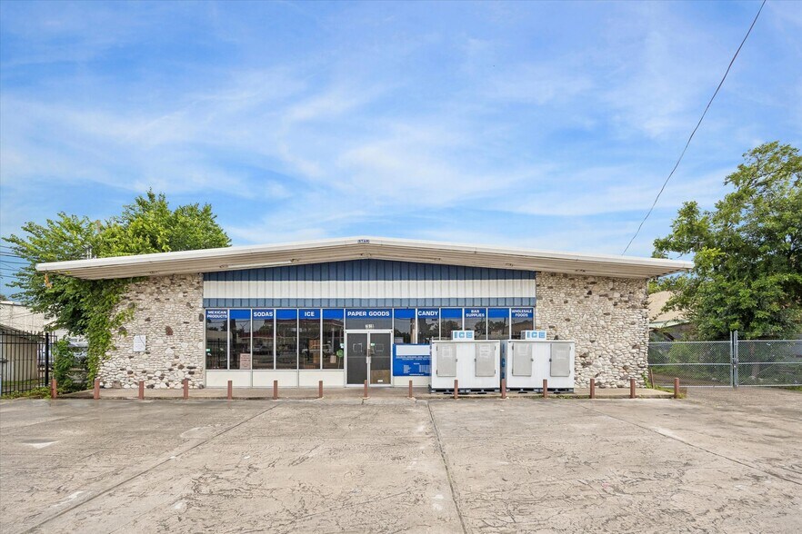 More Photos Of 7515 Long Point Rd, Houston Warehouse For Sale