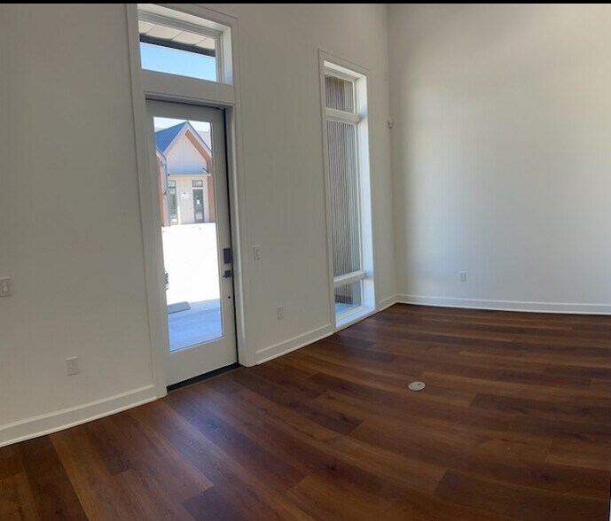 More Photos Of 1325 Main St, Katy Office For Lease