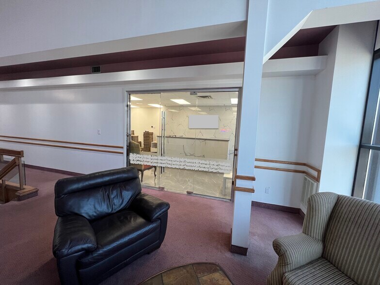 More Photos Of 321-335 Boul Saint-Martin O, Laval Storefront Retail Office For Lease