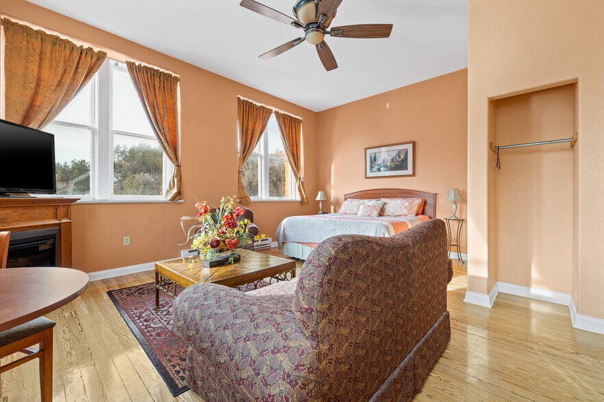 More Photos Of 603 N River St, Hot Springs Hotel For Sale