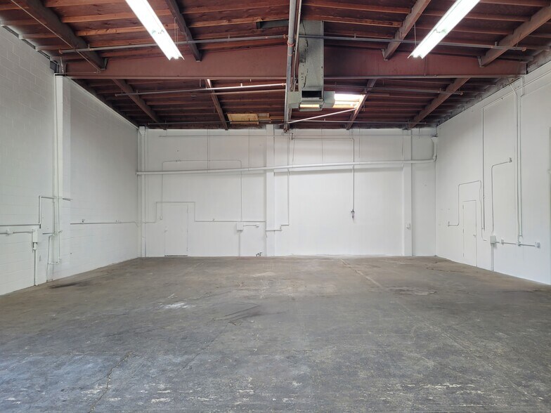 More Photos Of 1009-1033 Brooks St, Ontario Warehouse For Lease