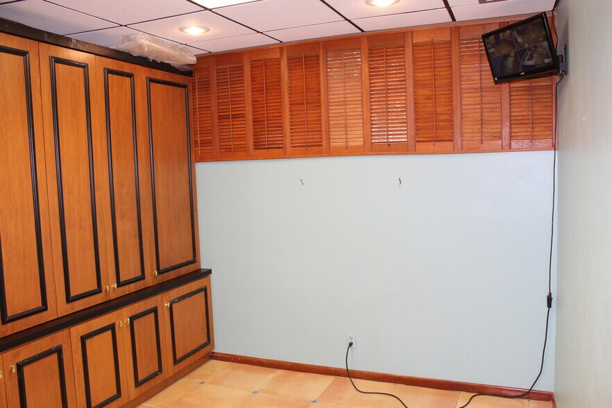 More Photos Of 7800 W Oakland Park Blvd, Sunrise Medical For Lease