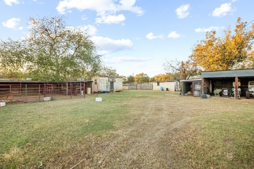 More Photos Of 1731 W US Highway 290, Fredericksburg Office Residential For Sale