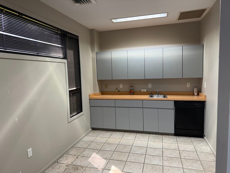 More Photos Of 202 NE 8th Ave, Ocala Office For Sale