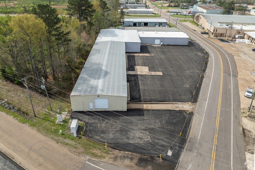 More Photos Of 1102-1108 Weems St, Jackson Warehouse For Sale