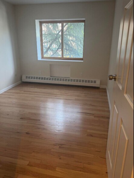 More Photos Of 11882 Metropolitan Ave, Kew Gardens Office For Sale